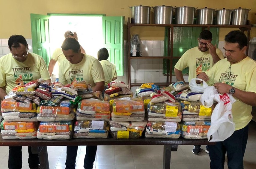 Alunos entregam cestas básicas à AMPARE e Vila João XXIII